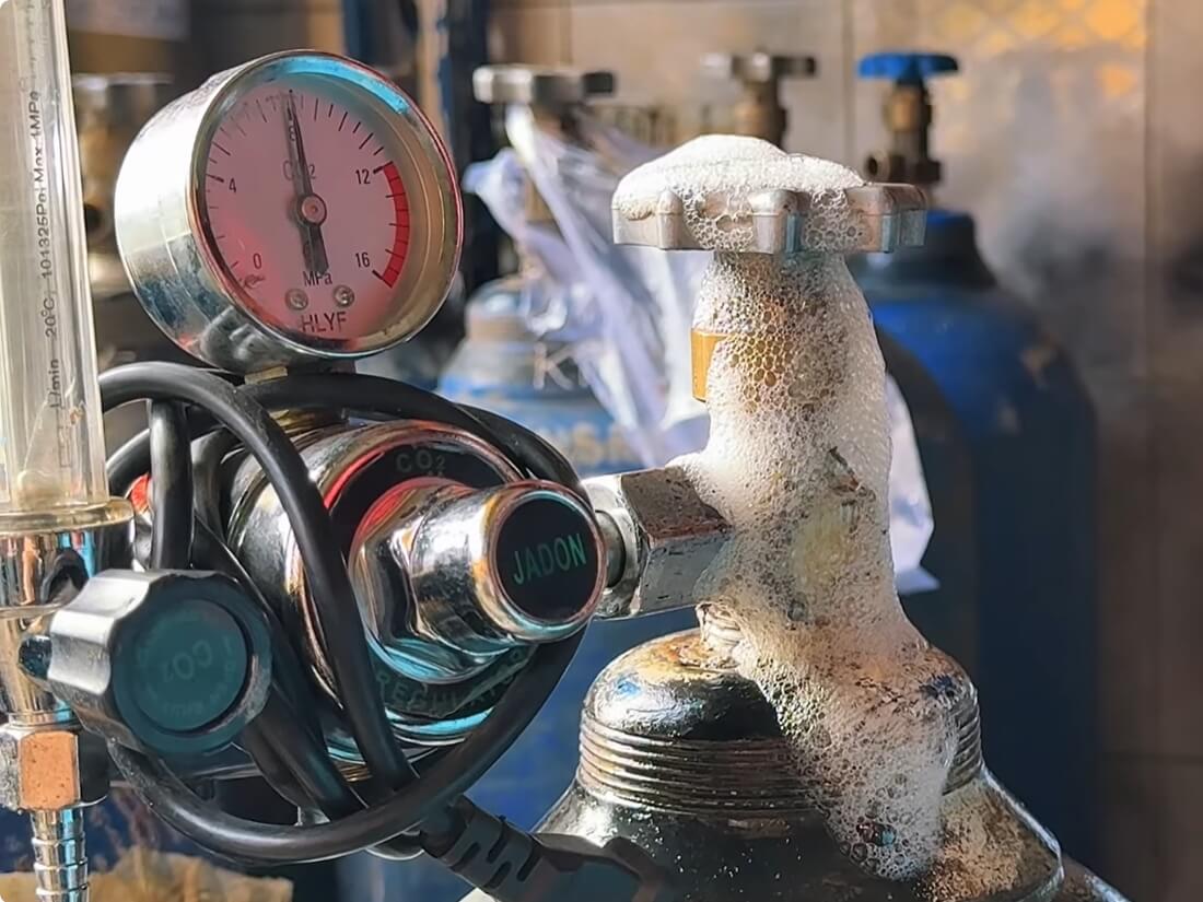 Bôi xà phòng vào chân đồng hồ