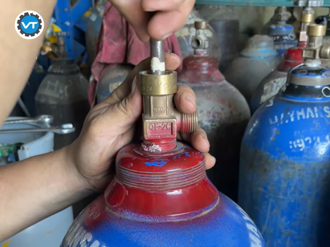 Nên sử dụng các dụng cụ phù hợp xử lý